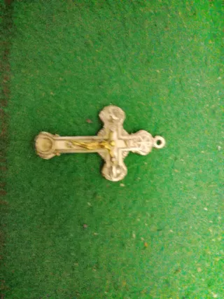 Crucifijo de plata con detalles dorados