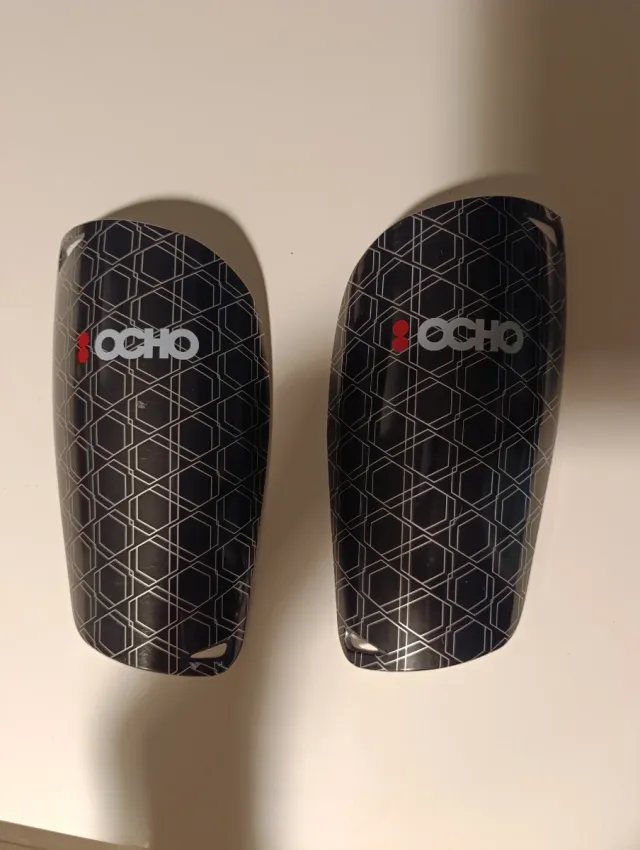 Espinilleras de fútbol OCHO