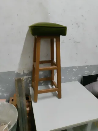 Taburete madera y terciopelo verde, 3,solo hoy