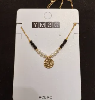 Gargantilla dorada con perlas y detalles negros