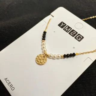 Gargantilla dorada con perlas y detalles negros