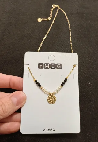 Gargantilla dorada con perlas y detalles negros