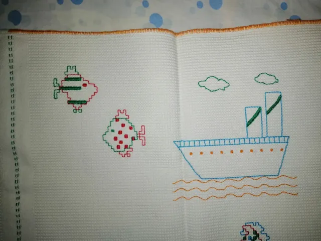 Copertina culla ricamata a mano