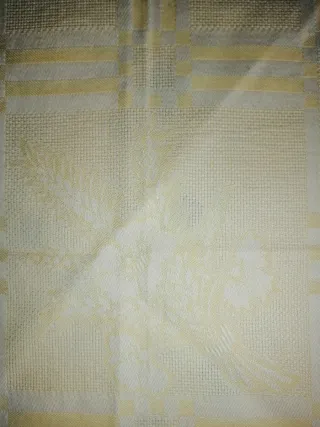 Centrotavola uncinetto giallo e bianco 66x66