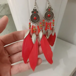 Pendientes de plumas rojos y plateados