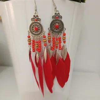 Pendientes de plumas rojos y plateados