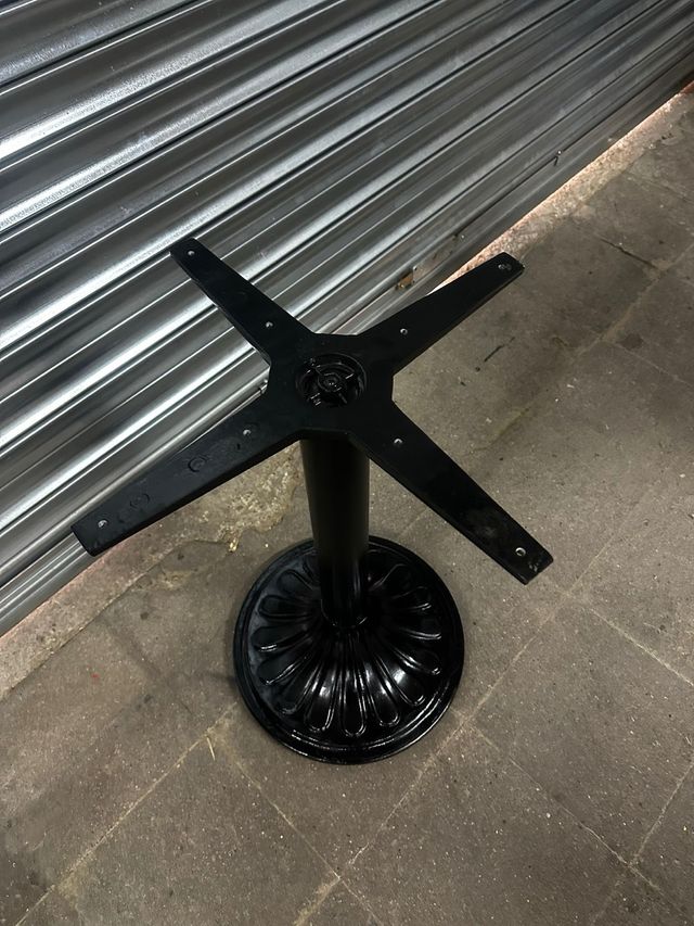 Pie de mesa redondo de hierro negro