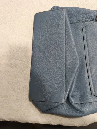 Bolso de piel gris azulado