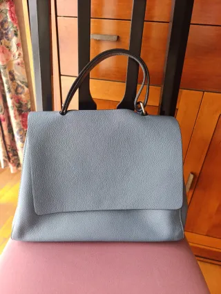 Bolso de piel gris azulado