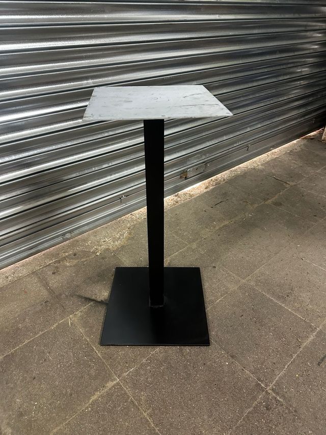 Base de mesa negra metálica