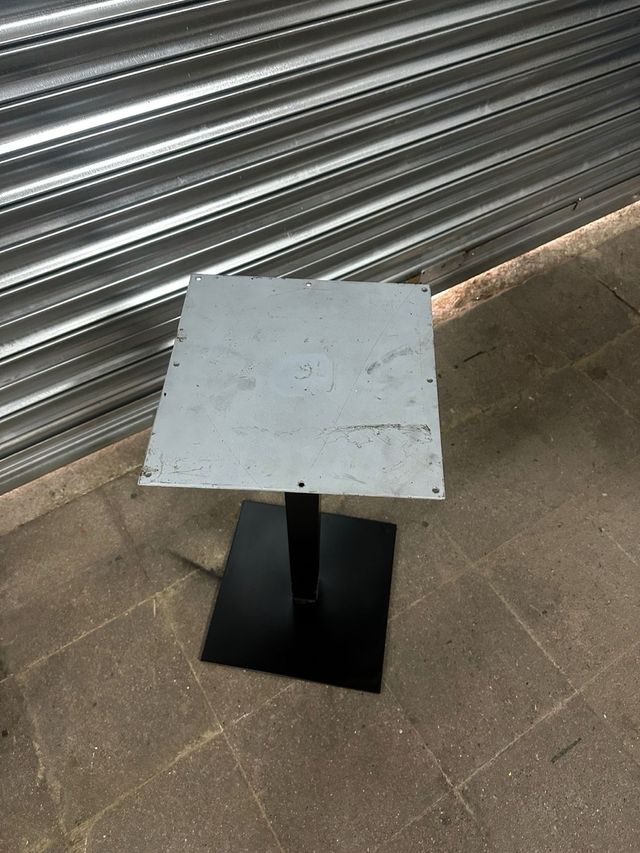 Base de mesa negra metálica