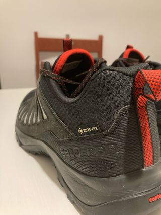 Zapatillas de montaña negras y rojas Talla 44