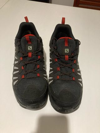Zapatillas de montaña negras y rojas Talla 44