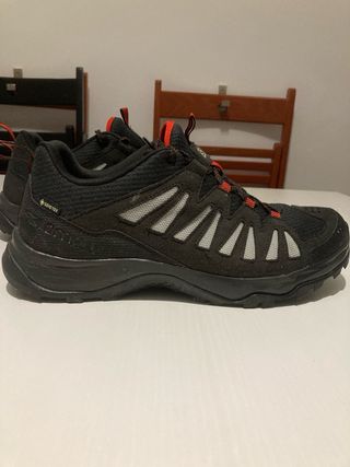 Zapatillas de montaña negras y rojas Talla 44