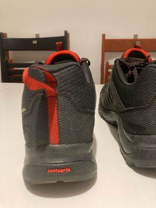 Zapatillas de montaña negras y rojas Talla 44