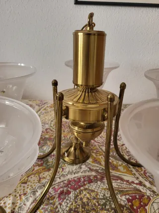 Lámpara de salón dorada con tulipas