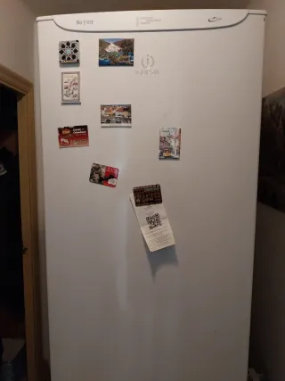 Nevera y congelador blanco