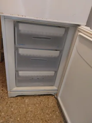 Nevera y congelador blanco