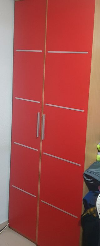 Armario puertas rojas y detalles plateados