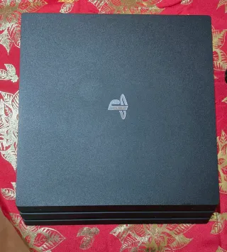 Consola PS4 con 3 mandos y juegos