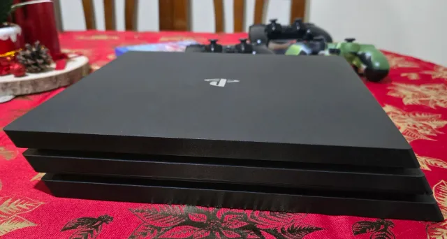 Consola PS4 con 3 mandos y juegos