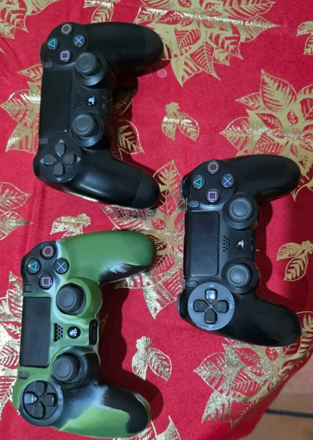 Consola PS4 con 3 mandos y juegos