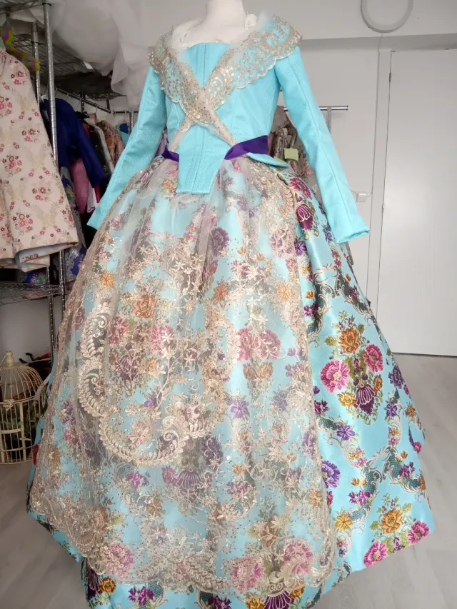 Traje de Fallera azul y morado