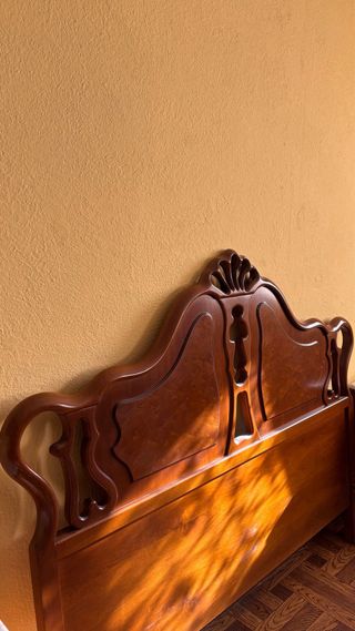 Cabecero de cama de madera tallada