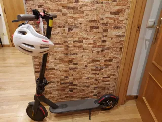 Patinete eléctrico con casco