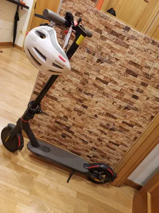 Patinete eléctrico con casco