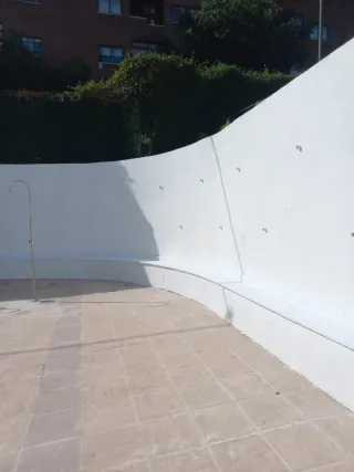 oficiales ayudantes con furgonetas y herrsmienta