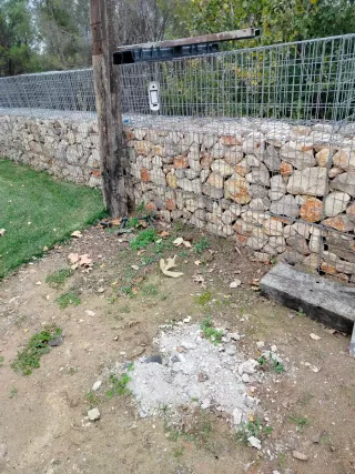 oficiales ayudantes con furgonetas y herrsmienta