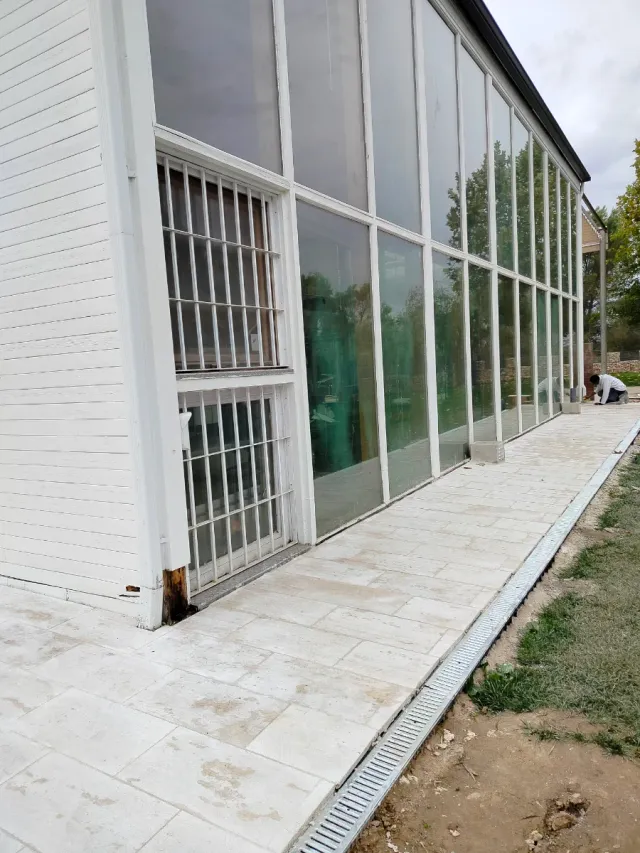 oficiales  ayudantes con furgonetas y herrsmienta