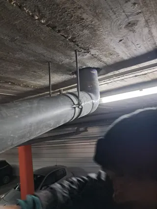 oficiales ayudantes con furgonetas y herrsmienta