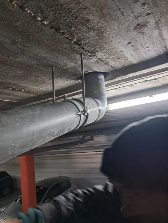 oficiales  ayudantes con furgonetas y herrsmienta