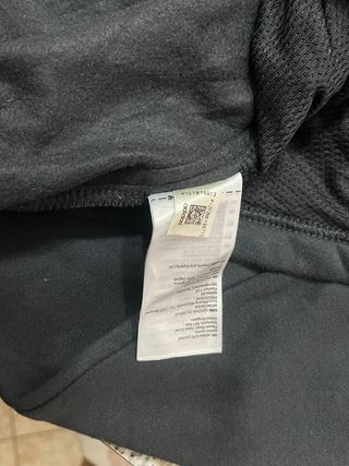 Felpa Adidas con cappuccio nera.