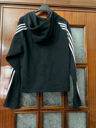 Felpa Adidas con cappuccio nera.