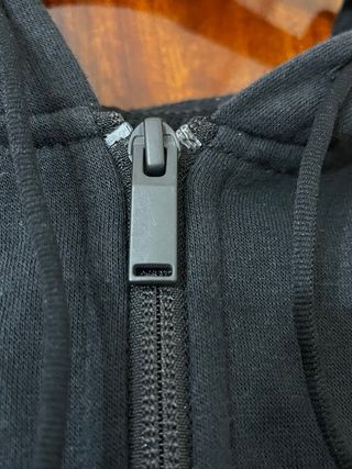 Felpa Adidas con cappuccio nera.