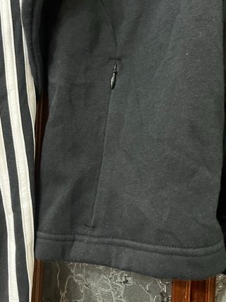 Felpa Adidas con cappuccio nera.