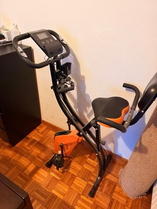 Bicicleta Estática con respaldo y pantalla.