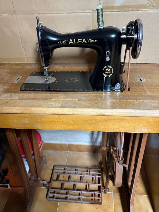 Máquina de coser antigua ALFA