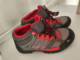 Zapatillas niña Quechua gris y rojo