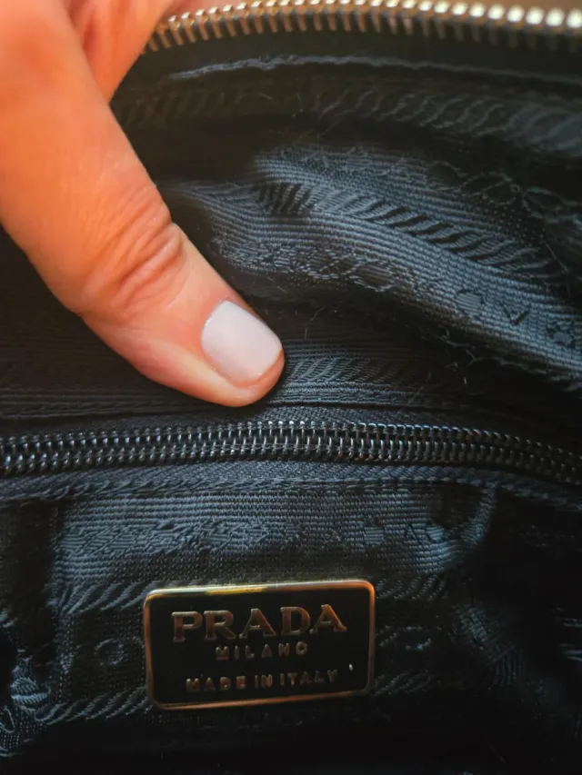 Borsa Prada nera con catena dorata