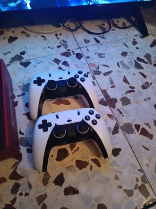 Mando de consola blanco y negro