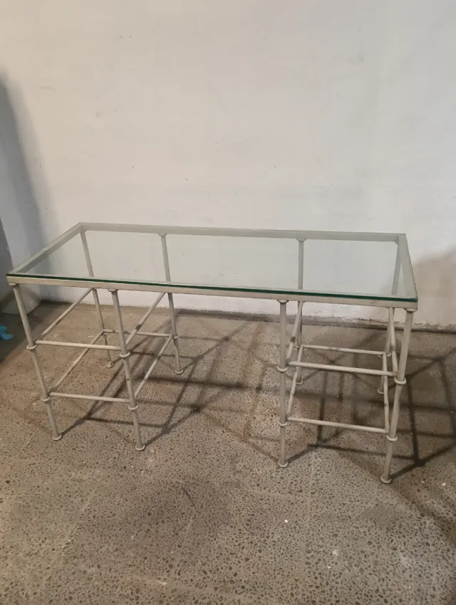 Escritorio de cristal y metal gris