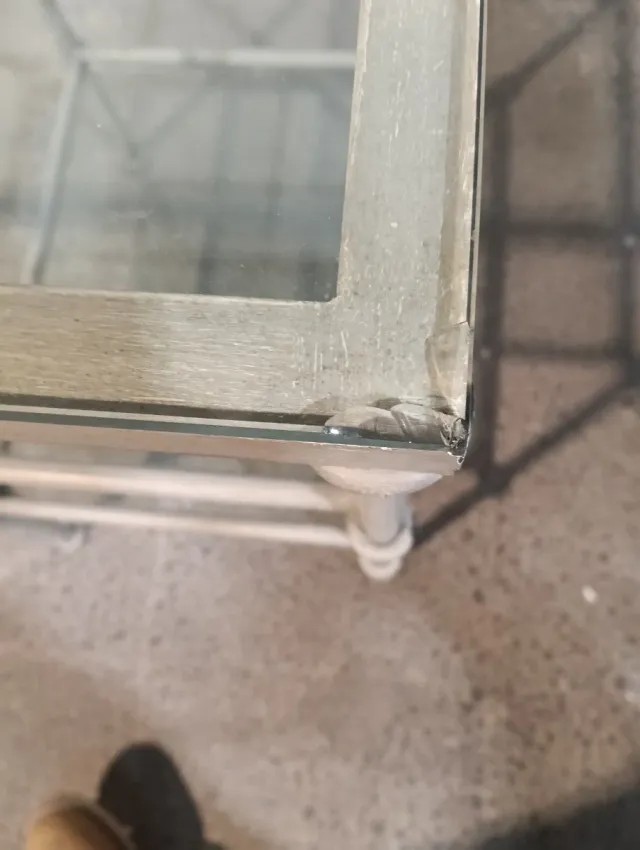 Escritorio de cristal y metal gris