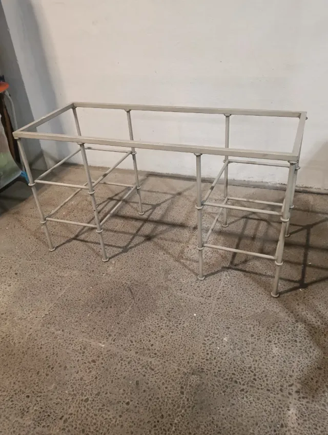 Escritorio de cristal y metal gris