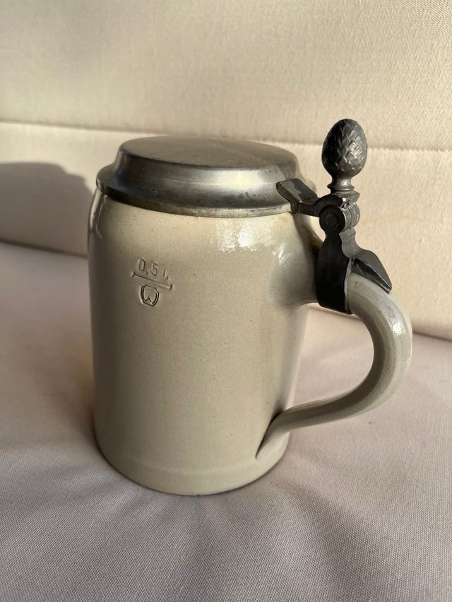 Brocca da birra in gres con coperchio in peltro tedesco