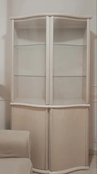 Vitrina nórdica de salón en madera y cristal