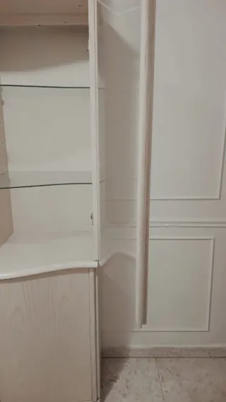 Vitrina nórdica de salón en madera y cristal